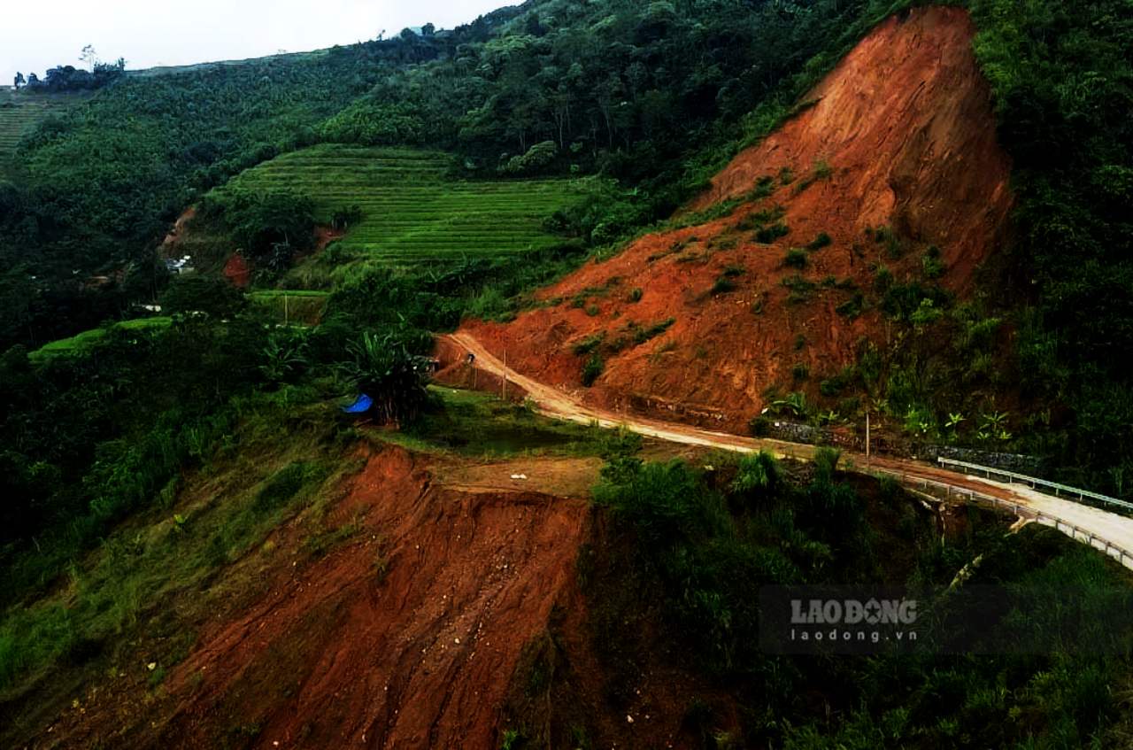 Nhieu tuyen duong tren dia ban tinh sat lo gay nguy hiem cho nguoi va phuong tien tham gia giao thong. Anh: Van Duc