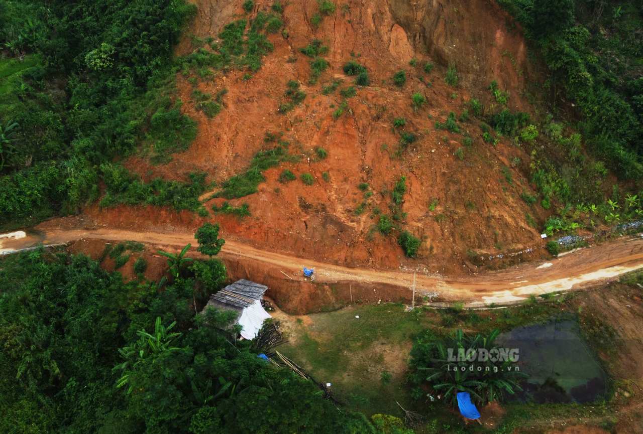 Traffic in Lao Cai has a potential safety risk due to landslides. Photo: Van Duc