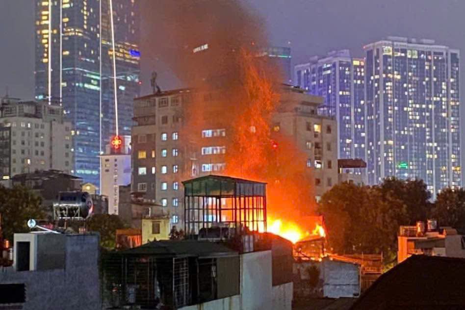 Fire broke out on the 4th floor of a row of apartment buildings on De La Thanh Street (Lang Ward, Hanoi), on the evening of October 10. Photo: S.Lam