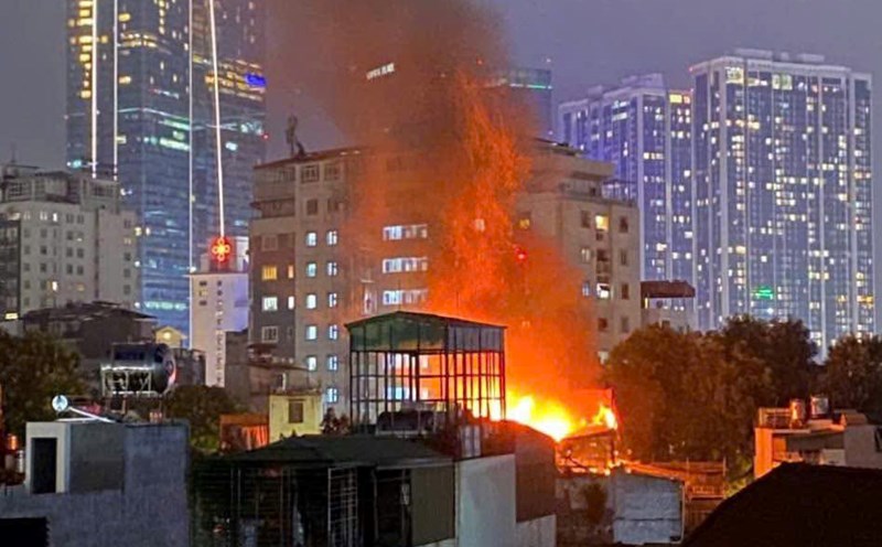 Fire broke out on the 4th floor of a row of apartment buildings on De La Thanh Street (Lang Ward, Hanoi), on the evening of October 10. Photo: S.Lam
