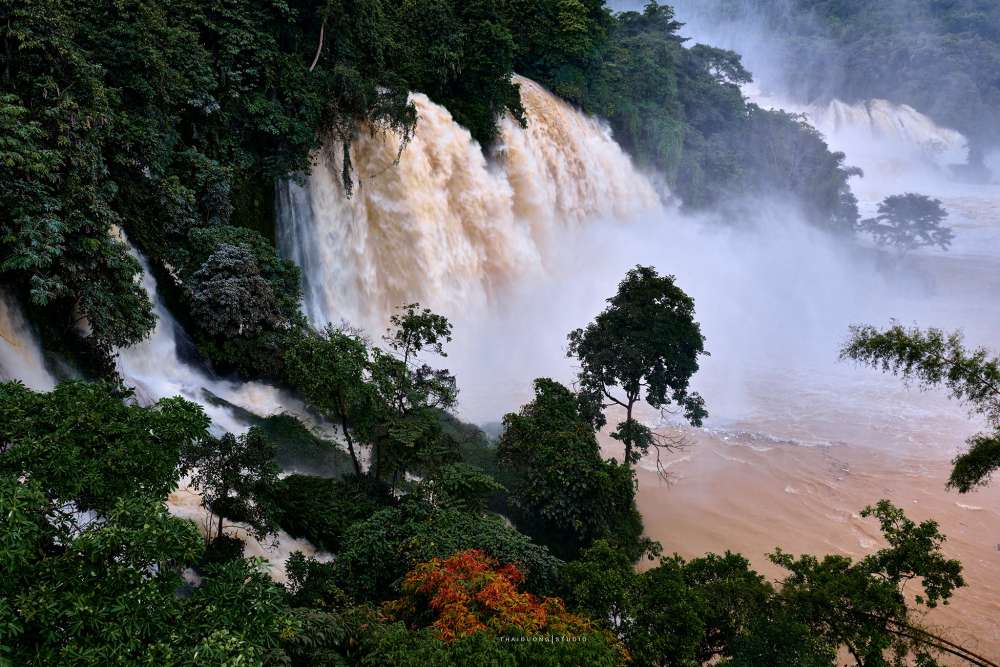 Ban Gioc滝は異常なほど激しく、洪水期です.