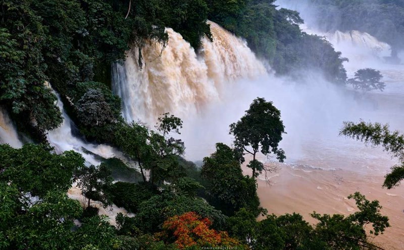 Ban Gioc Waterfall is fierce and rarely seen during the flood season.