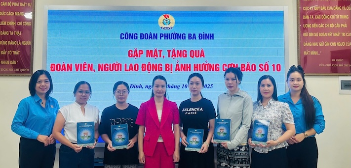 Ms. Nguyen Thi Thanh (4th from left) - Chairwoman of the Ba Dinh Ward Trade Union presented support to union members and workers facing difficulties due to the impact of storm No. 10. Photo: CDHN
