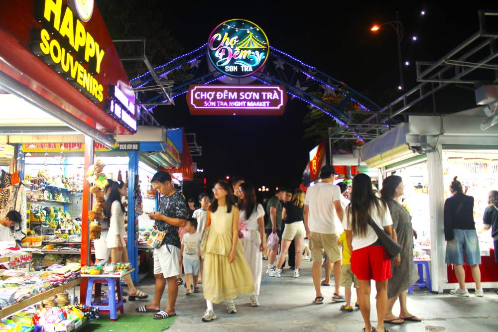 El mercado nocturno de Son Tra Da Nang se viste de nuevo para atraer turistas nacionales y extranjeros. Foto: Thanh Huyen
