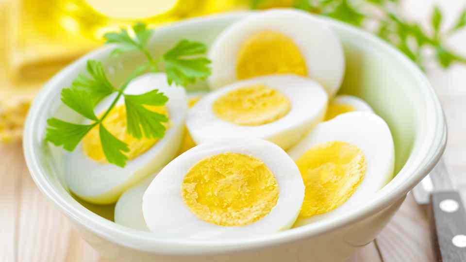 An trung qua nhieu co the lam tang cholesterol mau. Anh: CV