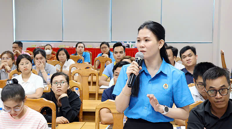 The Standing Committee of the Provincial Federation of Labor is synthesizing opinions and recommendations on the legitimate and legal rights and interests of union members and workers... Photo: Quang Ngai Trade Union