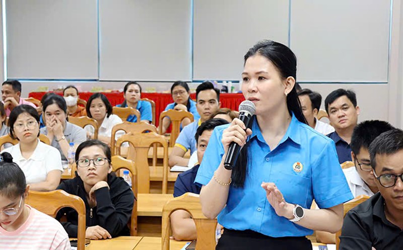 The Standing Committee of the Provincial Federation of Labor is synthesizing opinions and recommendations on the legitimate and legal rights and interests of union members and workers... Photo: Quang Ngai Trade Union