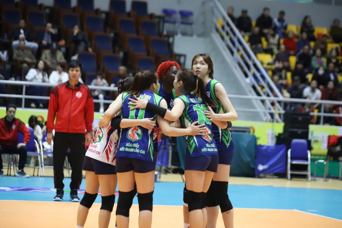 Duc Giang 화학 2025년 전국 배구 선수권 대회 강등권에서 호치민시와 맞붙습니다. 사진: VFV