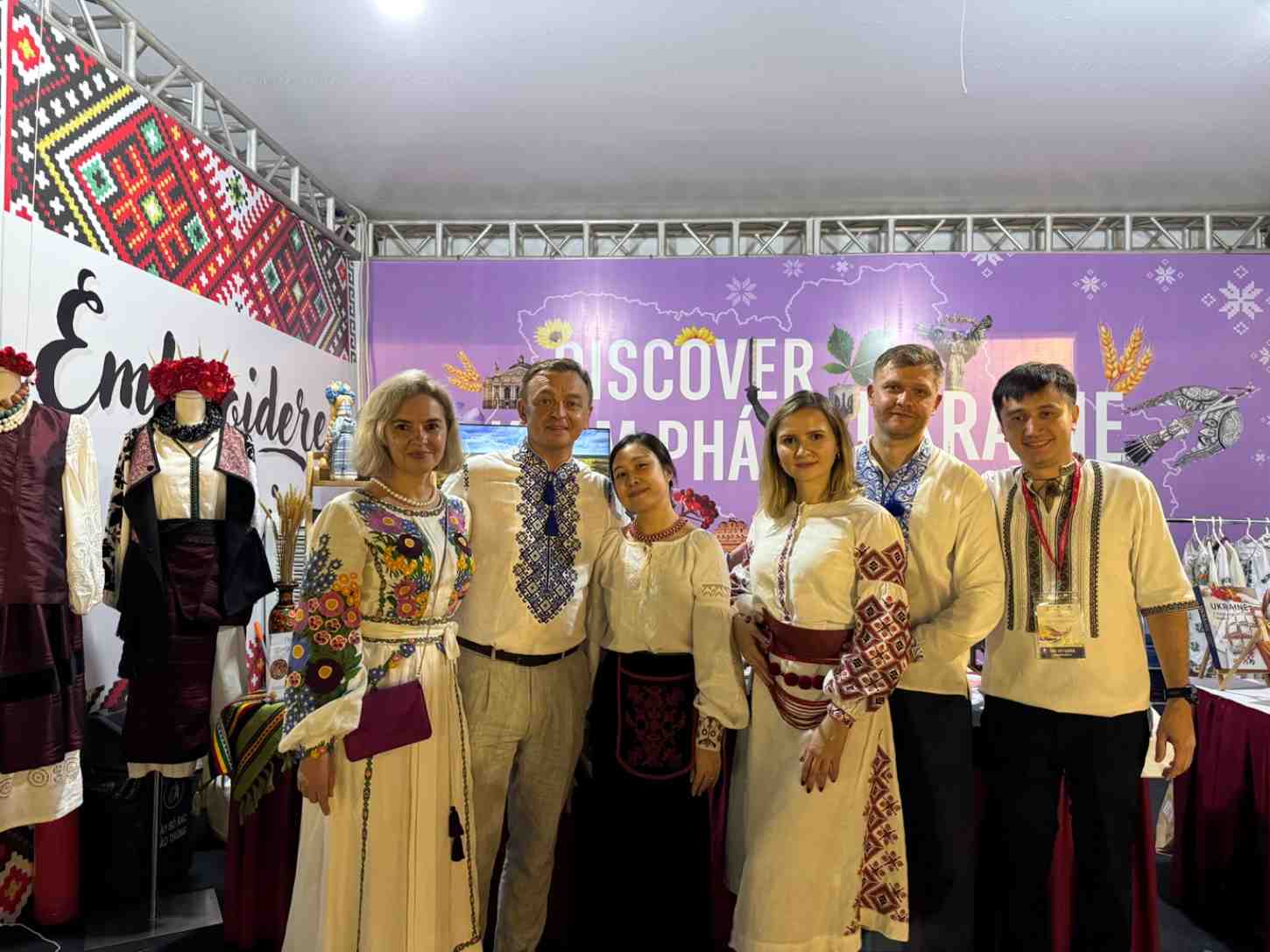 Du khach tham quan gian trung bay cua Ukraine. Anh: Nguyen Dat