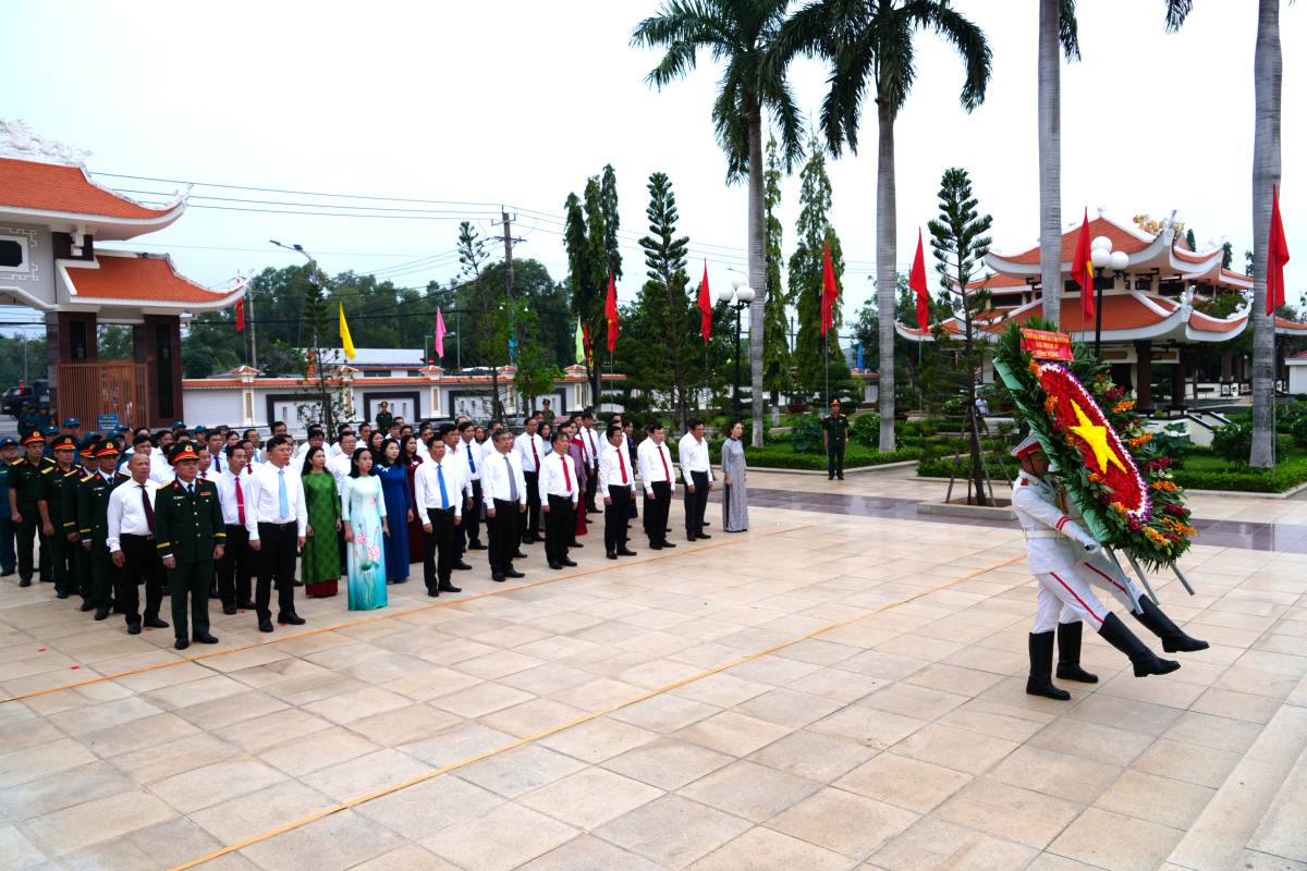 The delegation laid wreaths and offered incense in memory at the Ba Ria - Vung Tau Province Martyrs' Cemetery (formerly). Photo: Thanh An