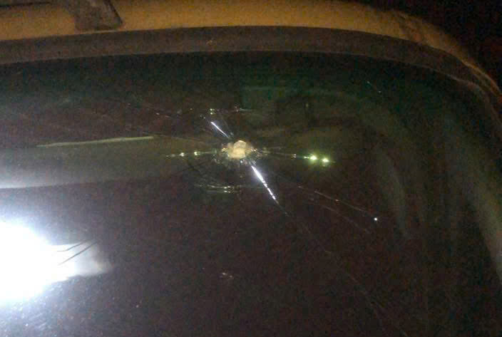 Xe bị ném đá vỡ kính khi chạy trên cao tốc ở Hà Tĩnh khiến tài xế bức xúc. Ảnh: Quốc Lâm.