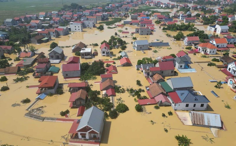 The floodwaters of the Cau River rose rapidly from the night of October 8, causing many houses in Ngo Dao village (Da Phuc commune, Hanoi) to be deeply submerged in water. Photo: Song Huu