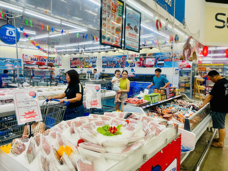 Supermarkets have increased the supply of goods, committing not to increase prices. Photo: Ha May