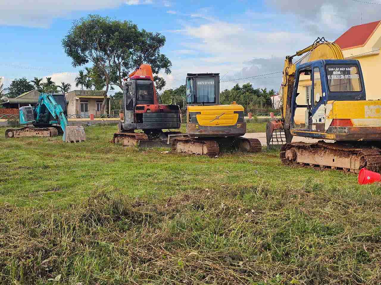 Người dân tập kết phương tiện để lấn chiếm trái phép đất lâm nghiệp ở xã Ea Hiao (tỉnh Đắk Lắk). Ảnh: Uy Nguyễn