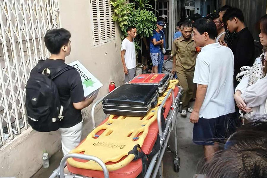 Luc luong chuc nang co mat tai hien truong vu chay. Anh: Hieu Huy