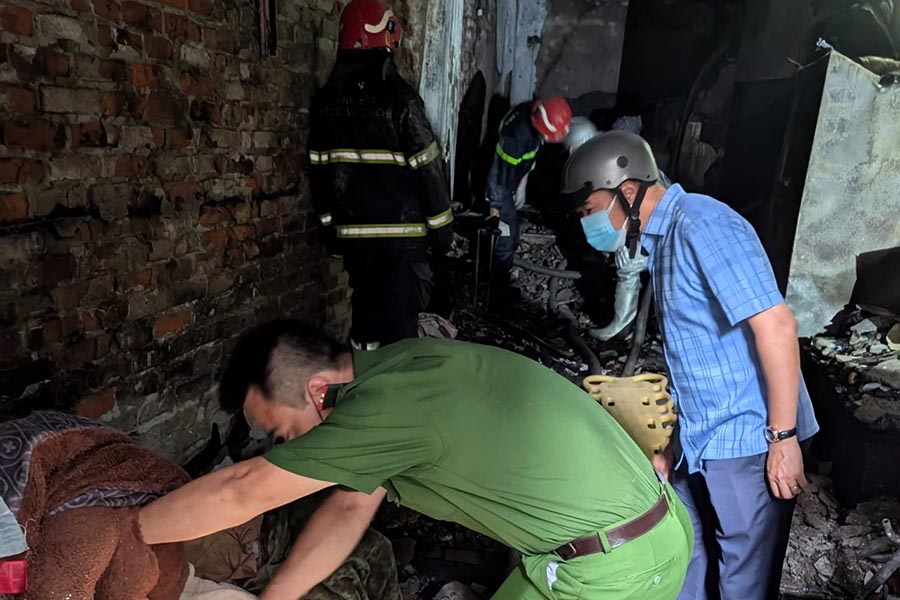 Ben trong can nha bi chay. Anh: Cong an Ha Noi