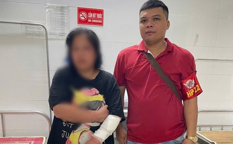 The HP22 - Tien Lang Commune Police working group took Ms. N.T.T to Tien Lang District Medical Center for first aid and treatment of the wound. Photo: Hai Phong City Police