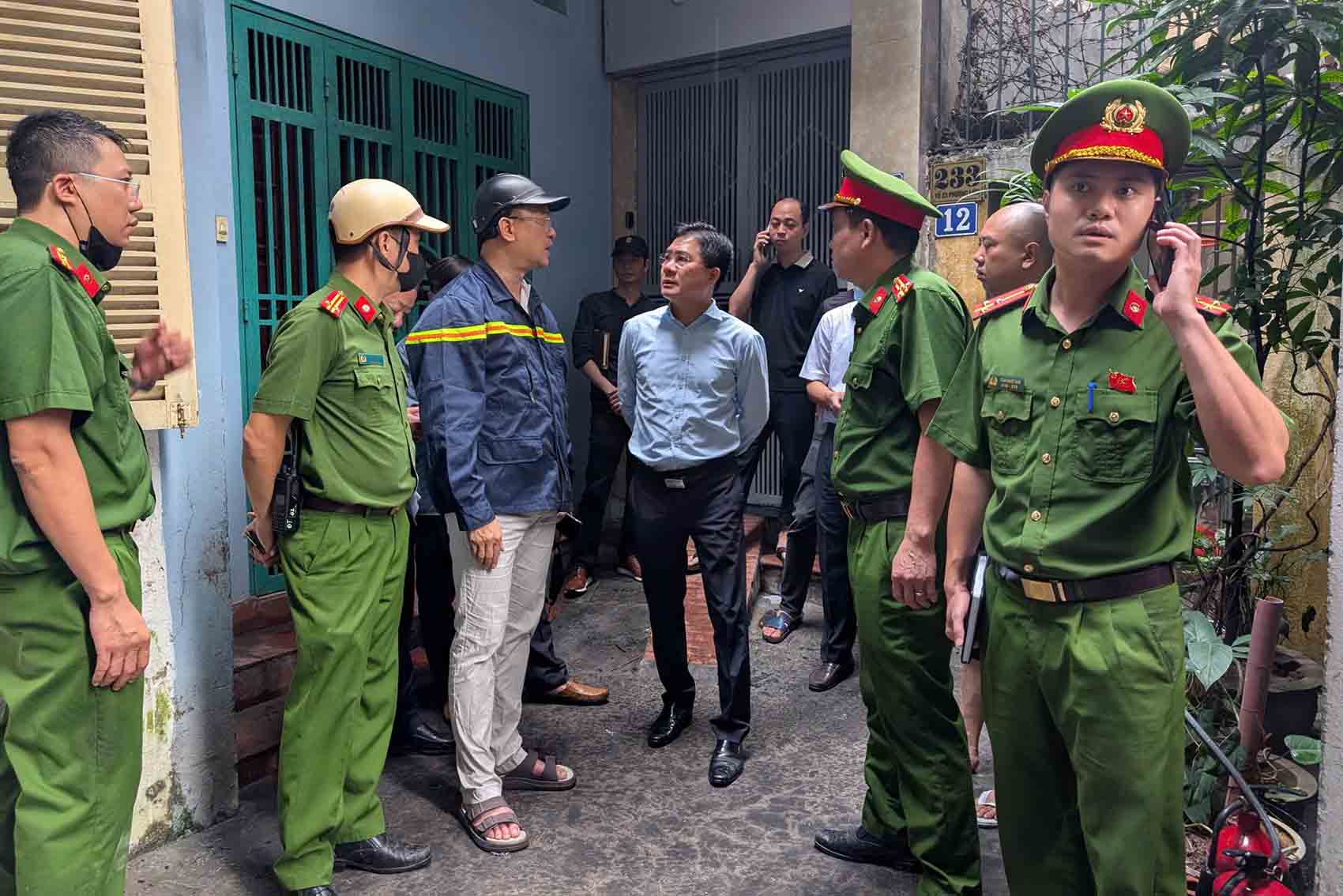 Trung tuong Nguyen Tuan Anh, Cuc Truong Cuc Canh sat phong chay, chua chay va cuu nan, cuu ho - Bo Cong an kiem tra hien truong vu chay. Anh: Ngoc Bich