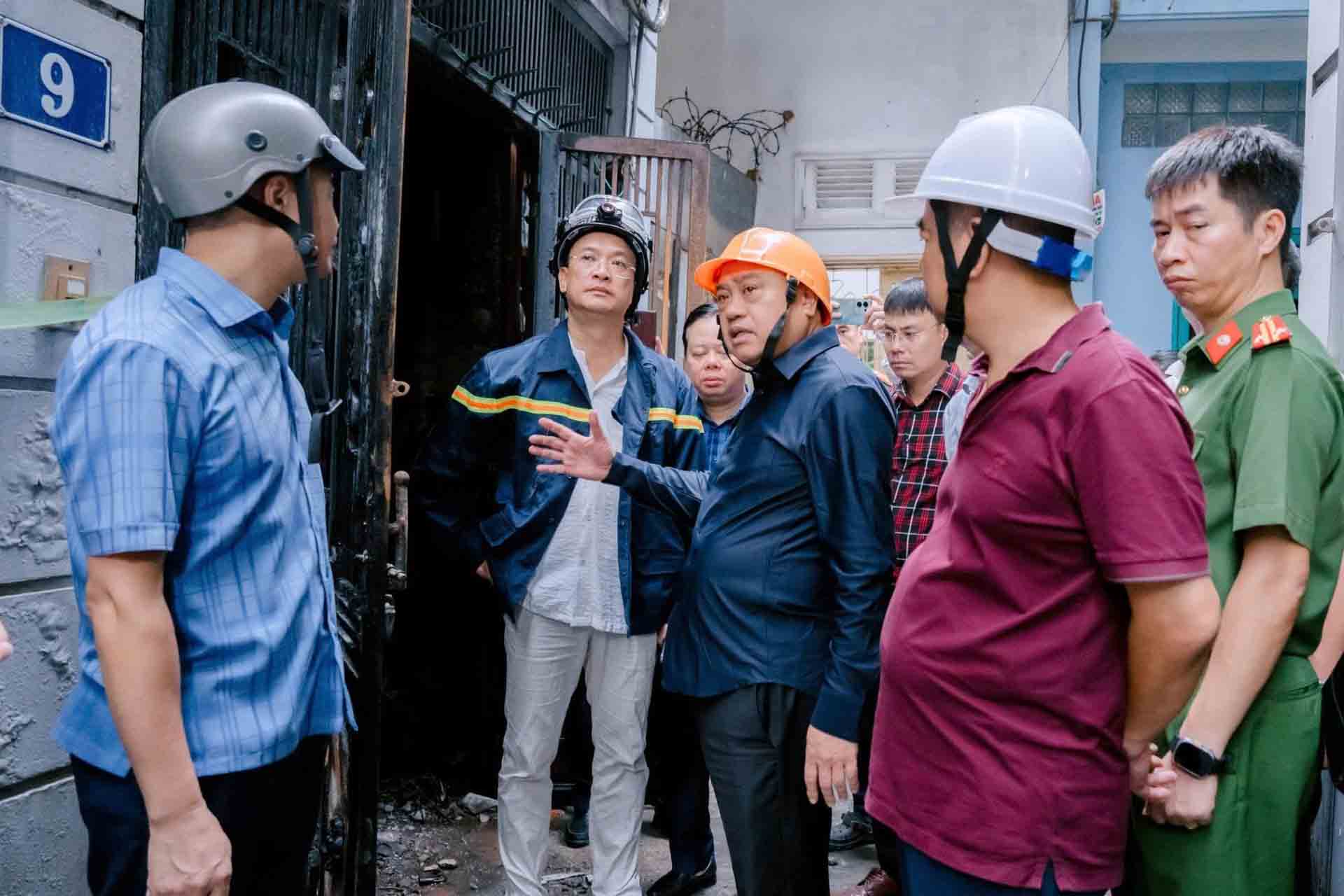 Chairman of Hanoi People's Committee Tran Sy Thanh inspected the scene and directed the handling of the consequences of the fire. Photo: Hanoi Police