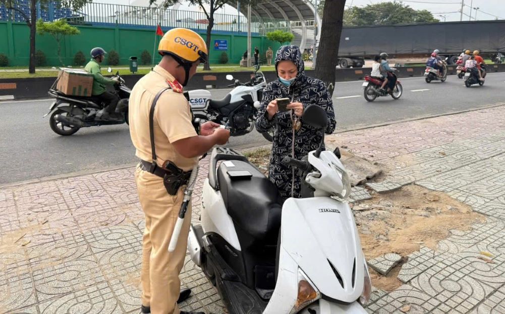 Doi CSGT An Suong kiem tra, xu ly nguoi vi pham di tren via he. Anh: PC08