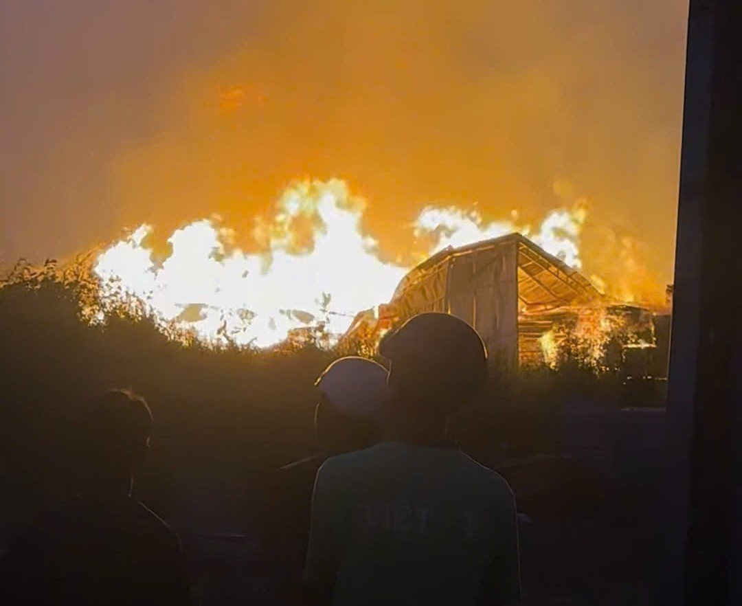 The scene of the company fire in Binh Duong injured 1 person. Photo: Provided by readers