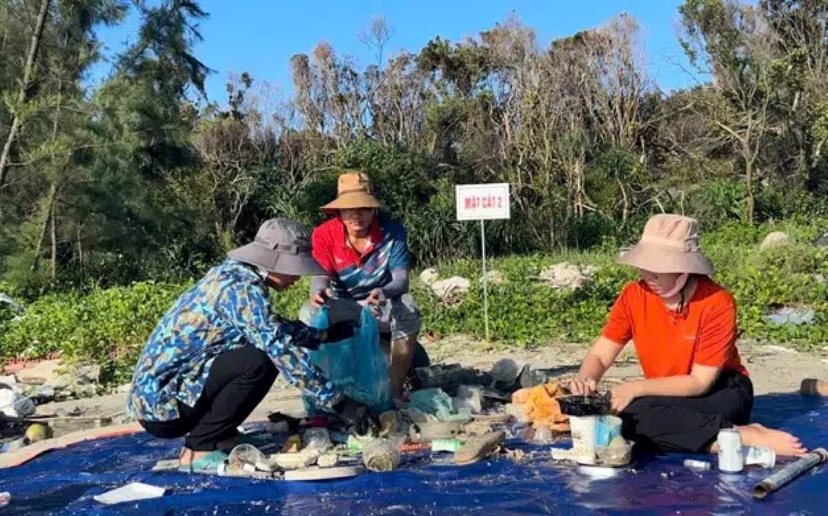 Clasificacion y conteo de residuos en playas. Foto: Junta de Gestion del Parque Nacional Bai Tu Long