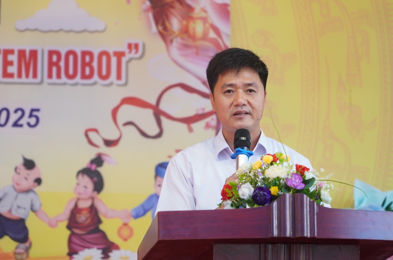 Ong Ngo Van Hien - Pho chu tich UBND xa Tri Le phat bieu tai ngay hoi. Anh: Liem Anh