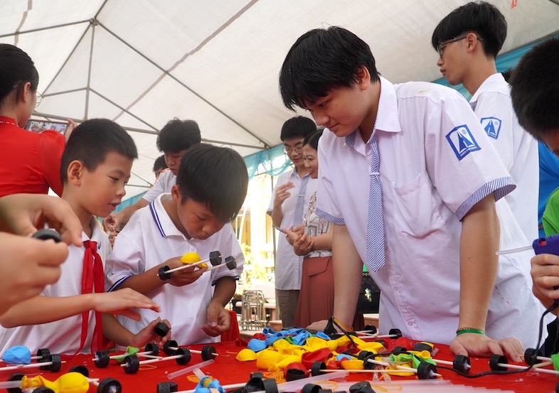 Hoc sinh trai nghiem cac hoat dong tai Ngay hôi STEM - Robot cap xa năm hoc 2025 - 2026 do UBND 