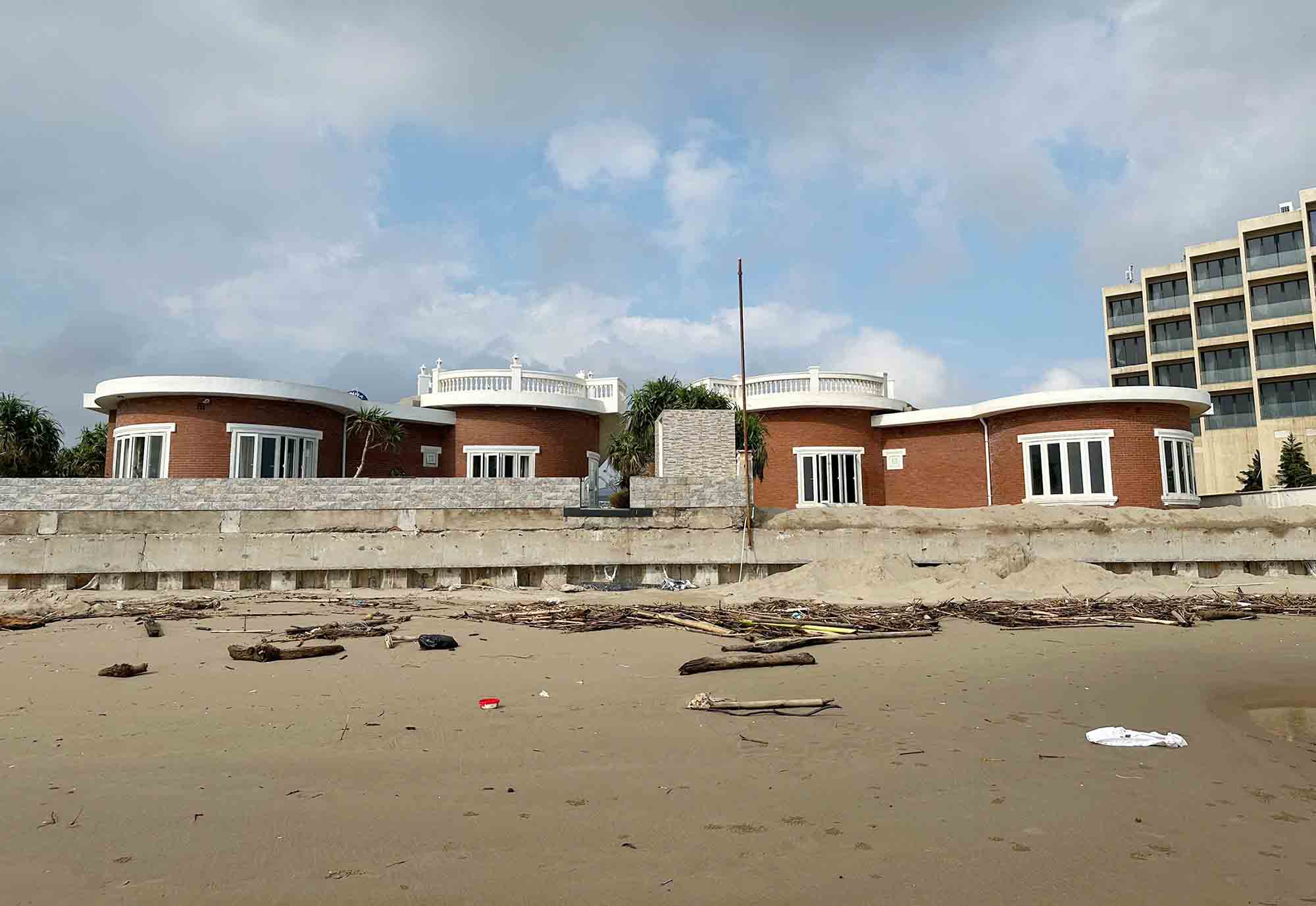 The 2 villas in Hoa Tien Xuan Thanh Resort are still safe because there is a breakwater in front. Photo: Tran Tuan.