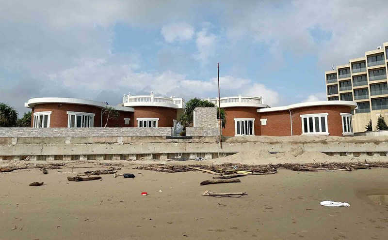 The 2 villas in Hoa Tien Xuan Thanh Resort are still safe because there is a breakwater in front. Photo: Tran Tuan.