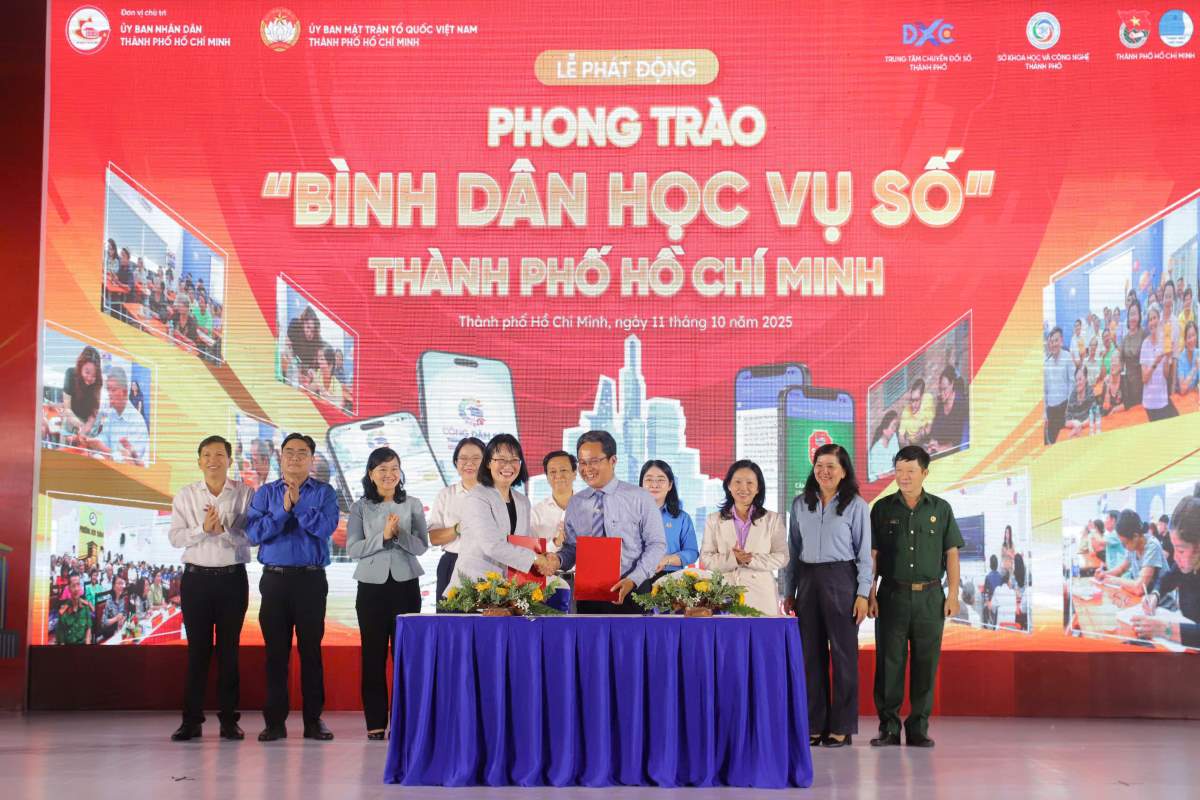 UBND TPHCM va Uy ban Mat tran To quoc Viet Nam TPHCM ky ket chuong trinh phoi hop ve trien khai phong trao “binh dan hoc vu so” tren dia ban thanh pho, giai doan 2025-2026. Anh: Duy Nguyen