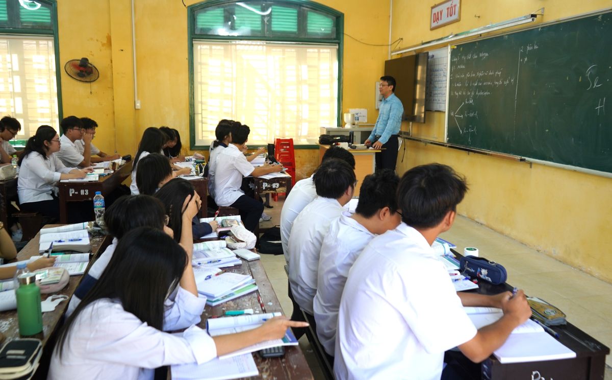 하이퐁 고등학교 교사 채용 발표. 사진: Mai Dung