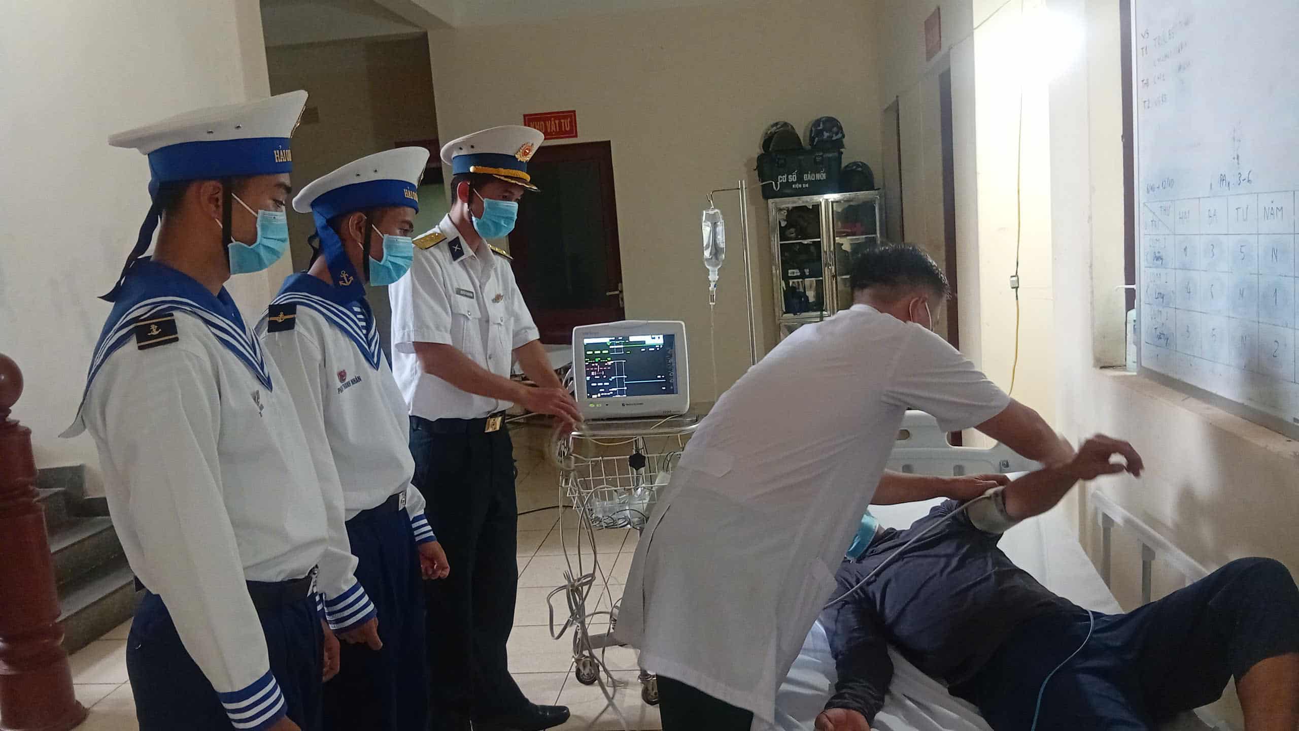 El equipo de medicos y enfermeras de la isla Truong Sa examino a los pacientes. Foto: Ngoc Anh