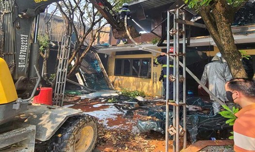 Lực lượng Cảnh sát PCCC và CNCH tổ chức chữa cháy và CNCH. Ảnh: Công an Hà Nội