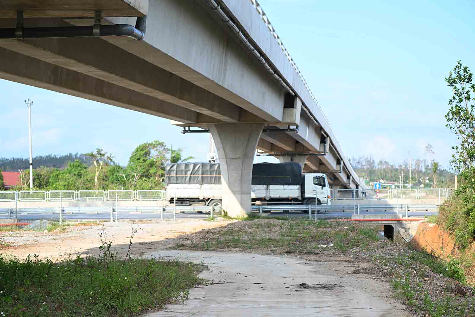 Cầu vượt cao tốc đoạn giáp ranh giữa xã Việt Xuyên và xã Toàn Lưu, nơi tài xế phản ánh nhóm thanh thiếu niên đứng ném đá. Ảnh: Trần Tuấn.