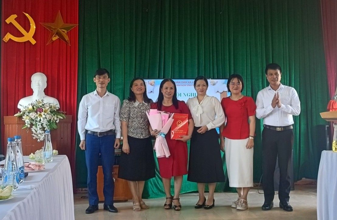 Xa Vinh Hai cong bo quyet dinh dieu dong, bo nhiem 3 hieu truong. Ảnh: Cong TTDT Vinh Hai
