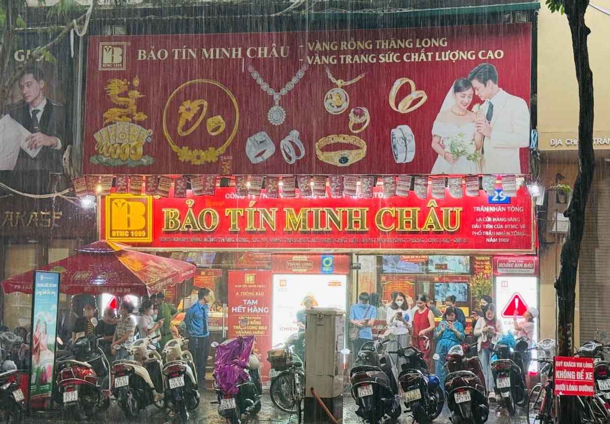 Ngay 11.10 , du troi mua lon, nhieu nguoi xep hang dai truoc cua hang vang bac da quy tai Ha Noi de co the mua vang. Anh: Phuong Anh 