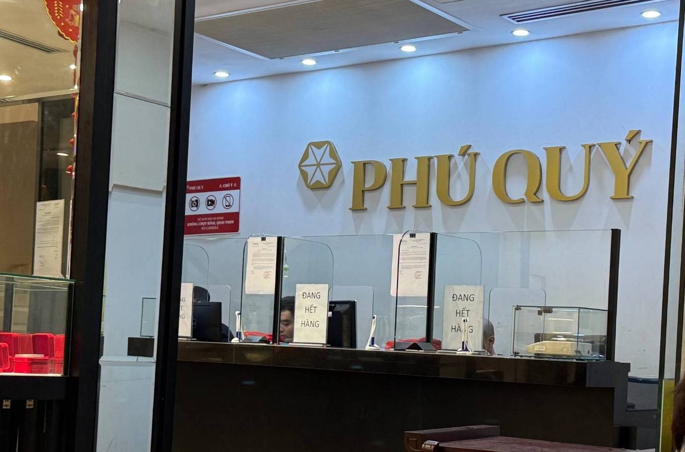 Nhieu diem kinh doanh vang o Ha Noi thong bao tam ngung ban ra. Anh: Phuong Anh