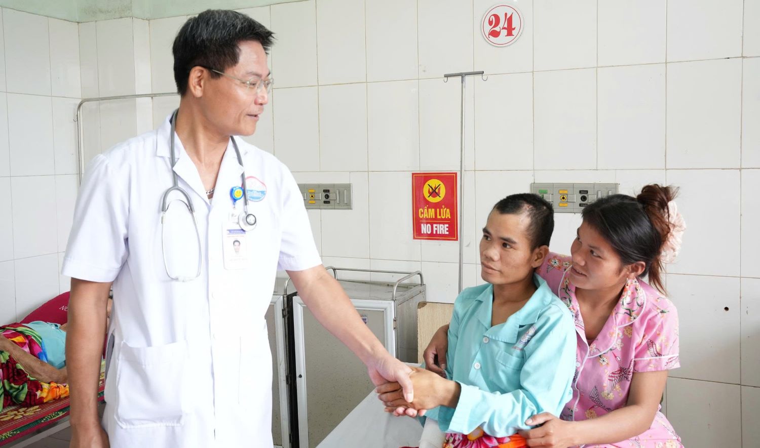 꽝찌성 종합병원에서 치료를 받은 후 회복 중인 교통사고 피해자 C.B 환자. 사진: C.쩌우