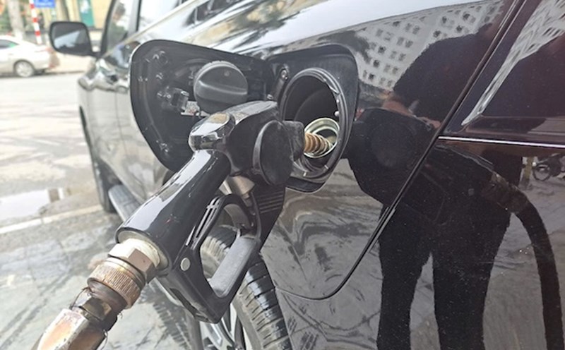 Gasoline prices fell sharply at the end of the week. Photo: Ha Vy