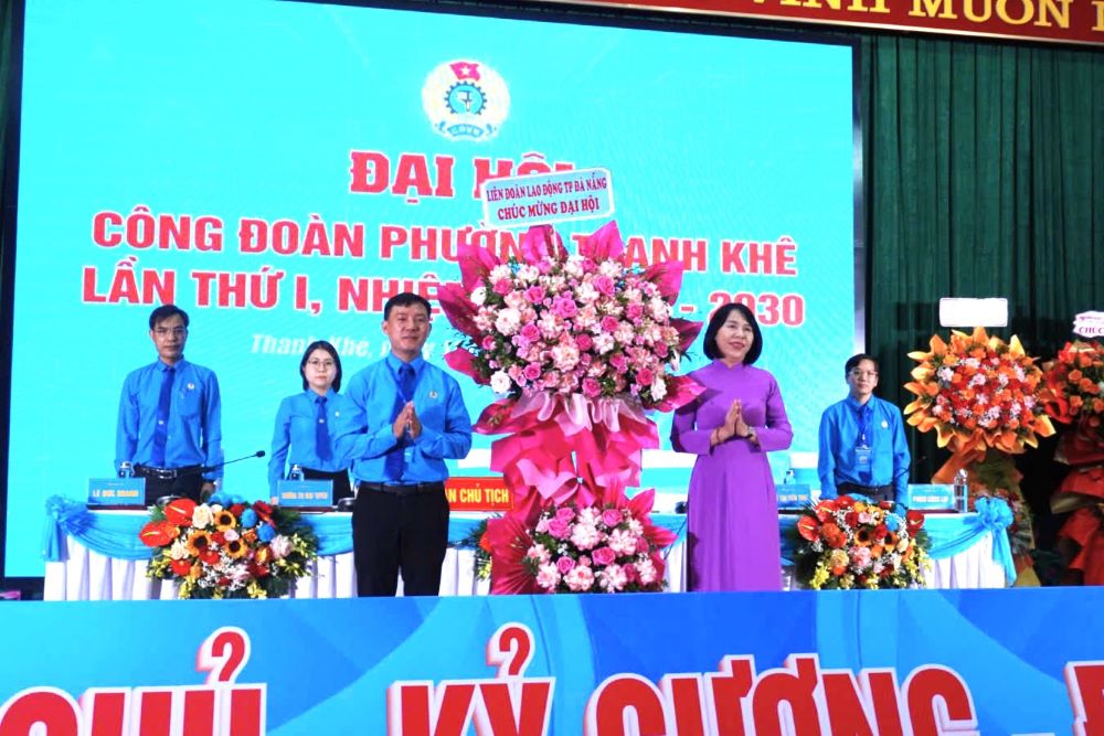 Ho Thi Lan Huong 다낭시 노동총연맹 부위원장이 Thanh Khe 구 노동조합 제1차 대회를 축하하며 꽃을 전달하고 있습니다. 사진: Tran Thi