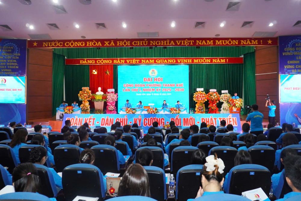 Dai hoi the hien y chi, nguyen vong va quyet tam cua doi ngu can bo, doan vien, nguoi lao dong phuong Thanh Khe trong viec phat huy thanh qua dat duoc, dua phong trao cong nhan, vien chuc, lao dong. Anh: Tran Thi