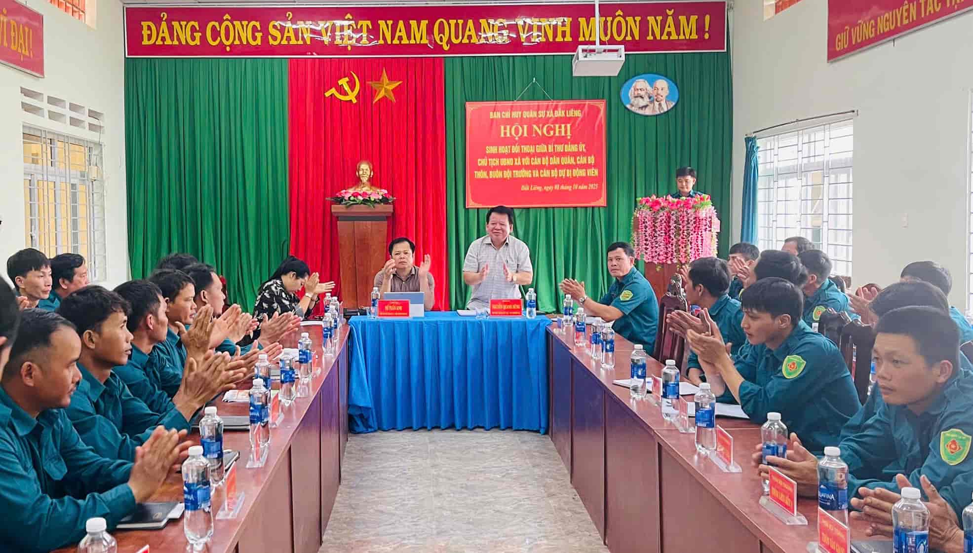 Leaders of communes in disadvantaged areas in Dak Lak have organized a dialogue with militia and reserve forces to encourage. Photo: Huu Long