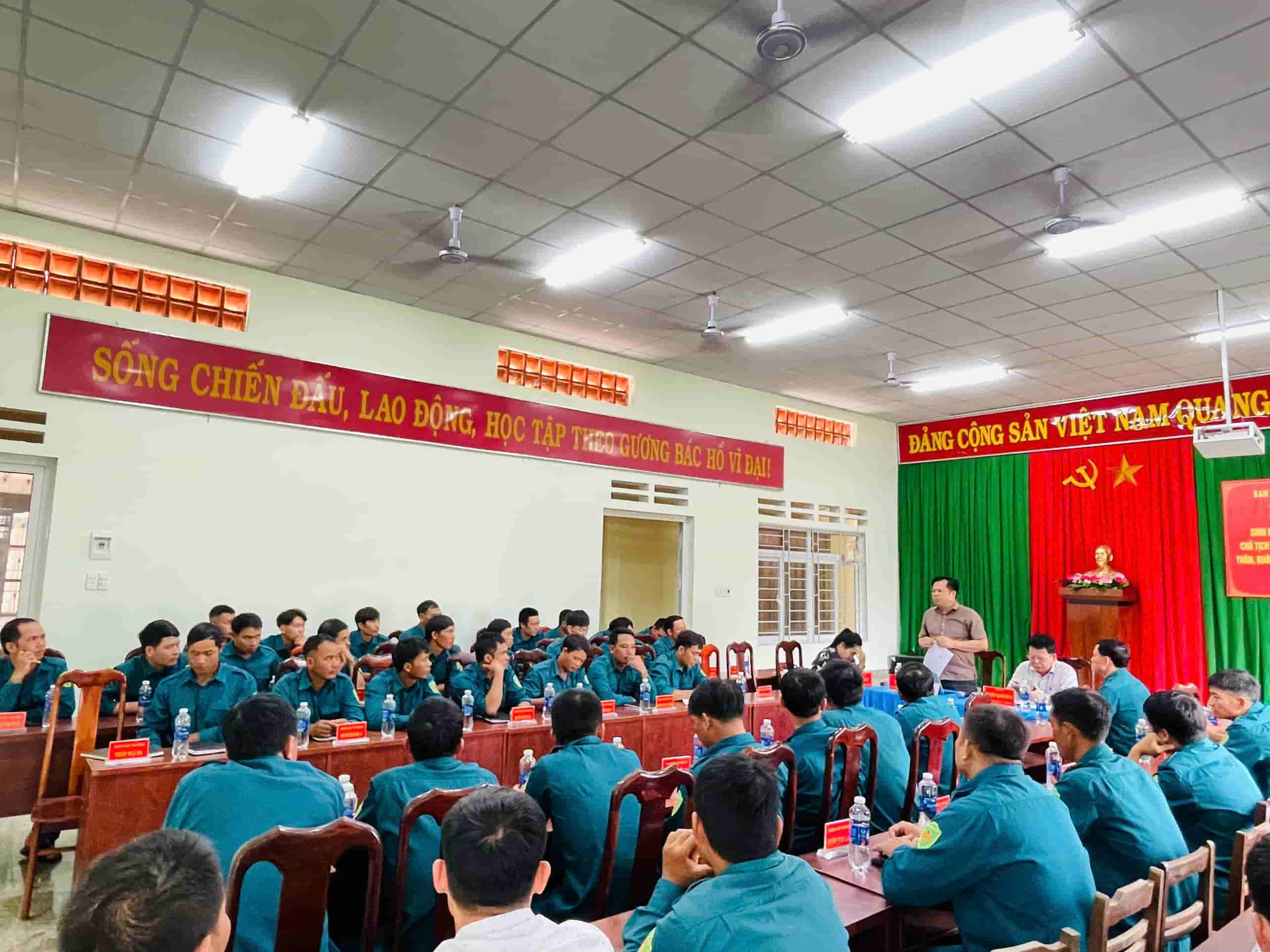 Can bo dan quan, can bo thon, buon doi truong, can bo du bi dong vien tai xa Dak Lieng tham du buoi doi thoai. Anh: Huu Long