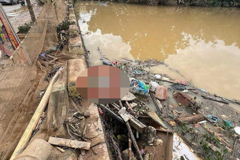 Người dân phát hiện thi thể người đàn ông dưới hồ nước ở xã Hữu Lũng, Lạng Sơn. Ảnh: Người dân cung cấp