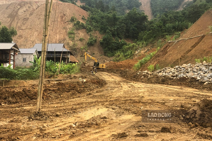 Cac may moc thi cong Quoc lo 279 qua huyen Van Ban cu, tinh Lao Cai. Anh: Dinh Dai