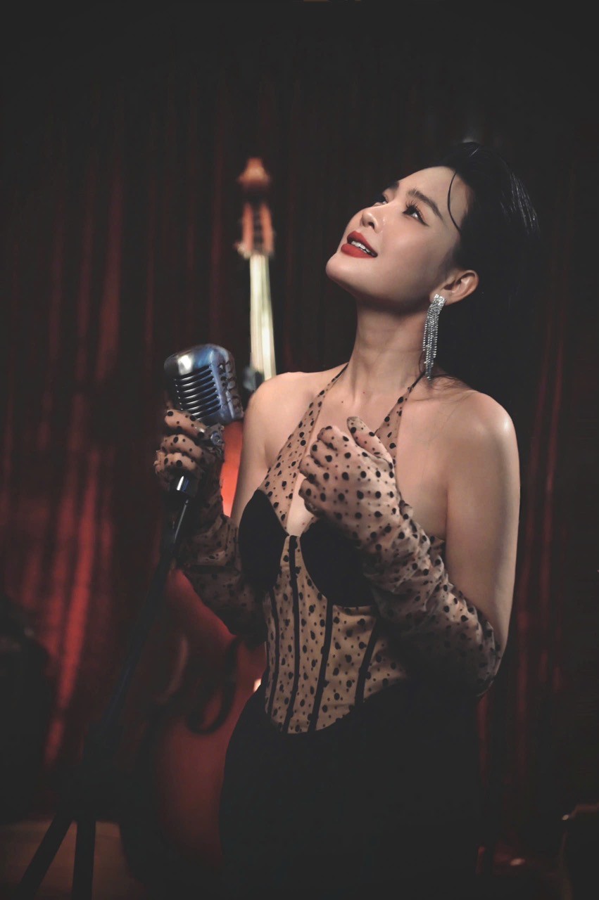 Ca si Nhat Huyen. Anh: Nghe si cung cap