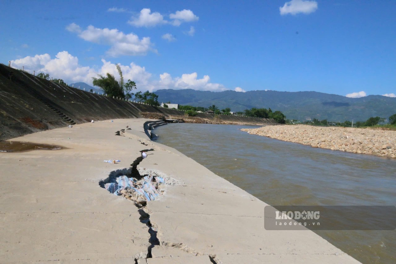 Hàng trăm mét dọc tuyến kè Suối Thia bị nứt gãy sau hoàn lưu cơn bão số 10. Ảnh: Văn Đức
