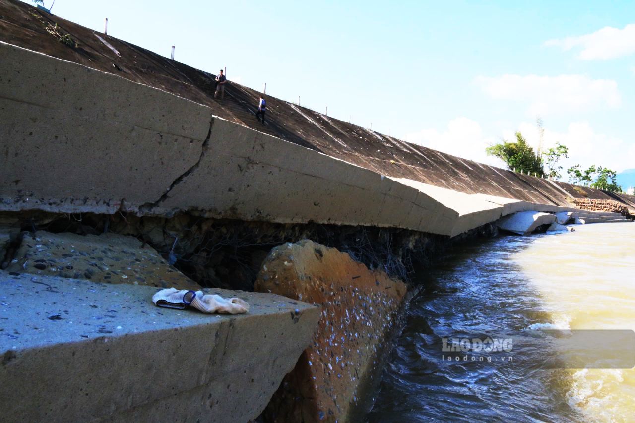 Hệ thống móng kè Suối Thia bị sạt lở, đứt gãy hàng trăm mét gây nguy hiểm cho người dân. Ảnh: Văn Đức.