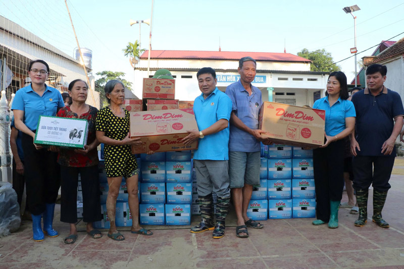 Doan cong tac Lien doan Lao dong tinh Lao Cai trao qua cho ba con vung lu. Anh: Manh Hung